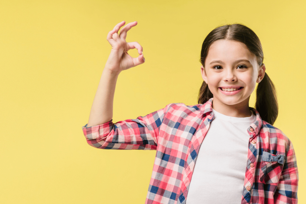 Anak perempuan dengan tanda ok