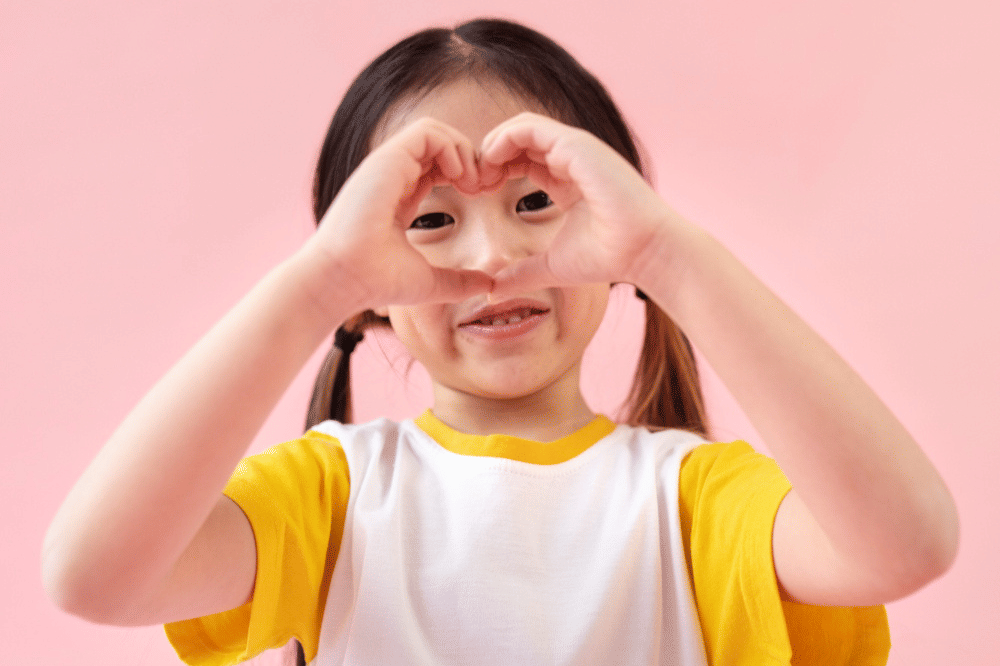 Anak perempuan dengan tanda cinta