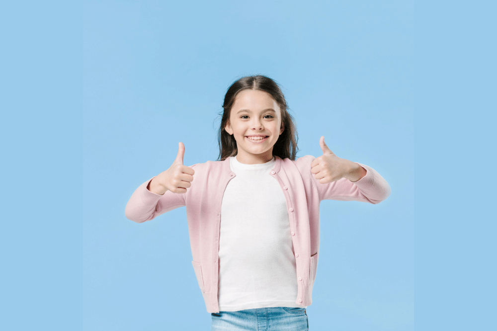 Anak perempuan menunjukkan jempol