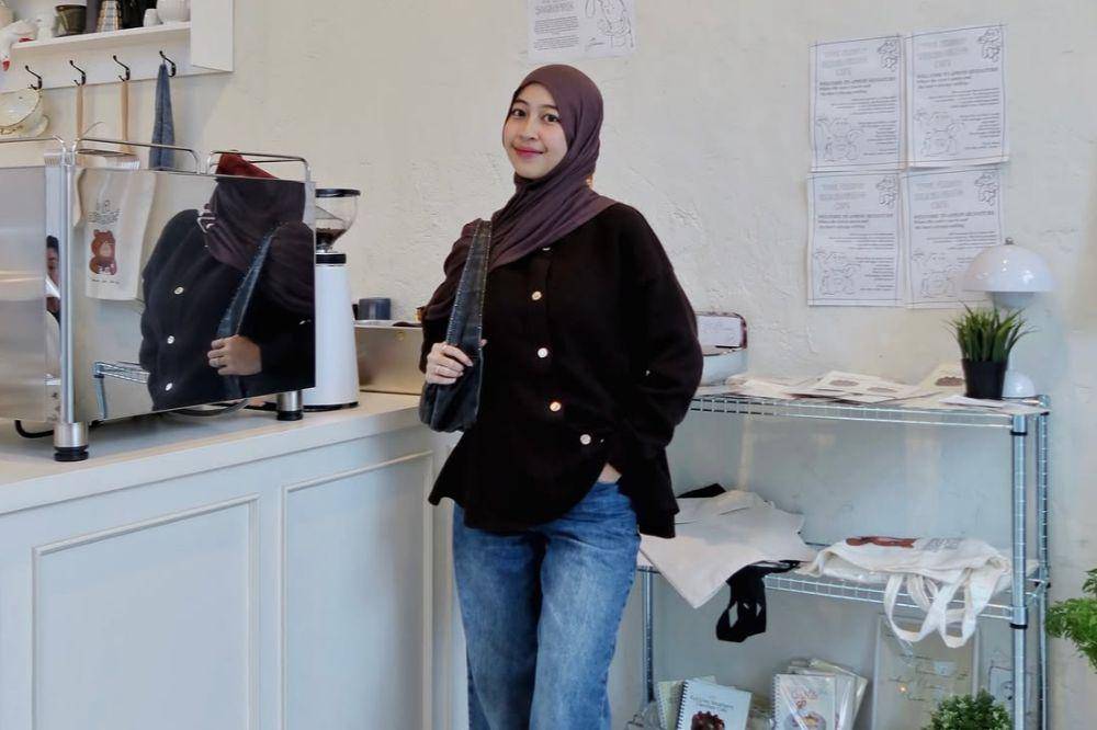 7 Inspirasi Outfit Kasual Hijab ala Adiba Khanza, Simpel dan Stylish!