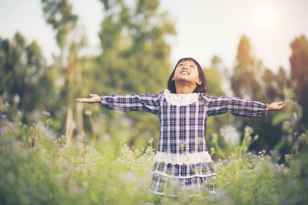 Anak perempuan menikmati udara