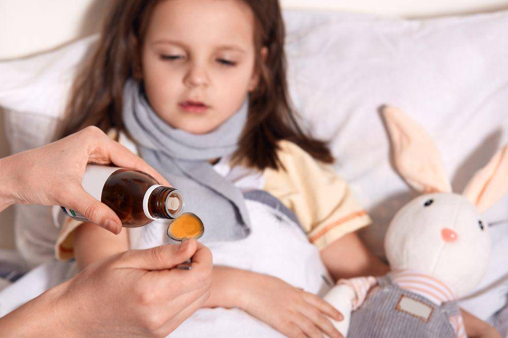 Anak diberikan obat sirup