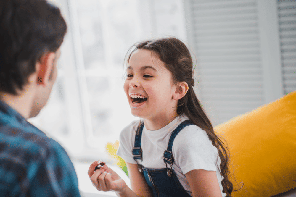 Anak perempuan berbicara dengan Papa