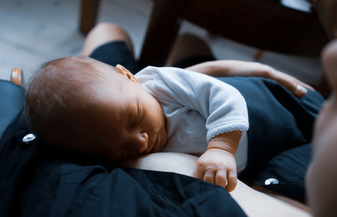 ilustrasi menimang anak bayi (pexels.com/mateusz-dach)