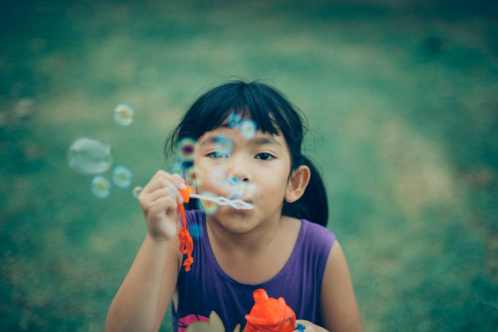 Anak bermain balon tiup