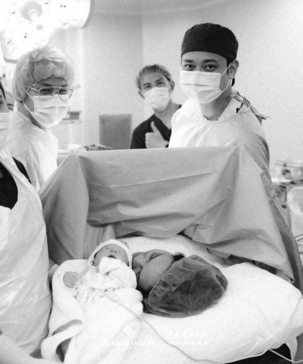 Erika Carlina baru saja melahirkan anak pertamanya pada 1 Agustus 2025, yang diberi nama Andrew Raxy Neil. Momen bahagia dan haru ini tentu dirasakan oleh Erika bersama orang-orang terdekatnya. Na (1).jpg