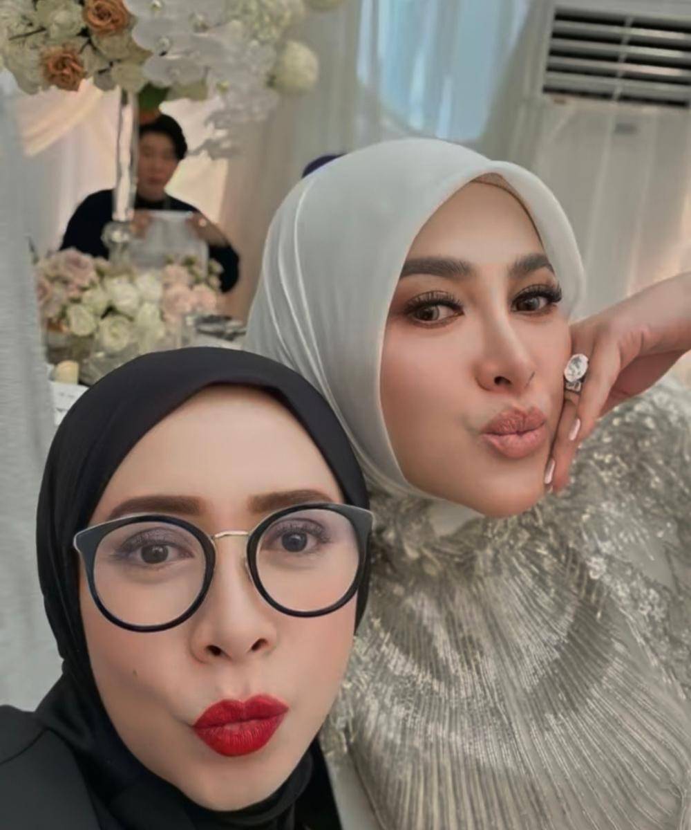 Gaya Cetar Syahrini Saat Ulang Tahun ke-45, Masih Seperti Princess! (2).jpg