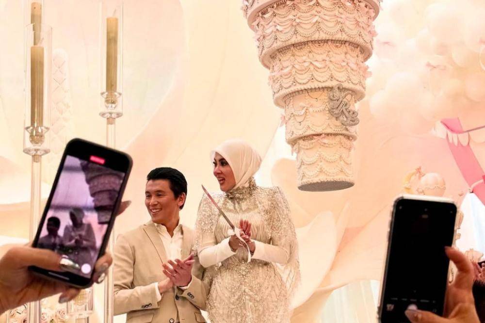 Gaya Cetar Syahrini Saat Ulang Tahun ke-45, Masih Seperti Princess! (3).jpg
