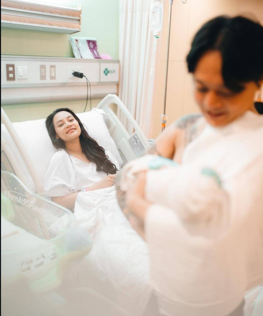 Erika Carlina baru saja melahirkan anak pertamanya pada 1 Agustus 2025, yang diberi nama Andrew Raxy Neil. Momen bahagia dan haru ini tentu dirasakan oleh Erika bersama orang-orang terdekatnya. Na (2).jpg