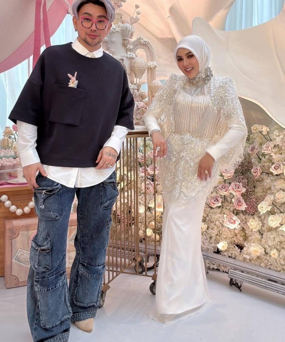 Gaya Cetar Syahrini Saat Ulang Tahun ke-45, Masih Seperti Princess! (1).jpg