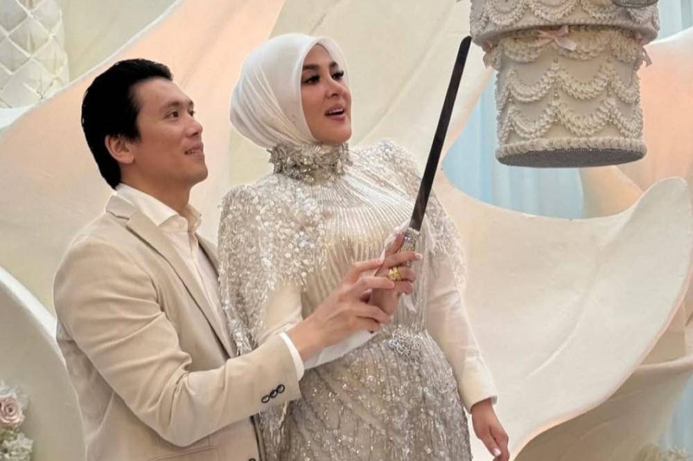 Gaya Cetar Syahrini Saat Ulang Tahun ke-45, Masih Seperti Princess!.jpg