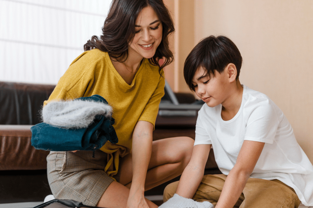 Mama membantu anaknya