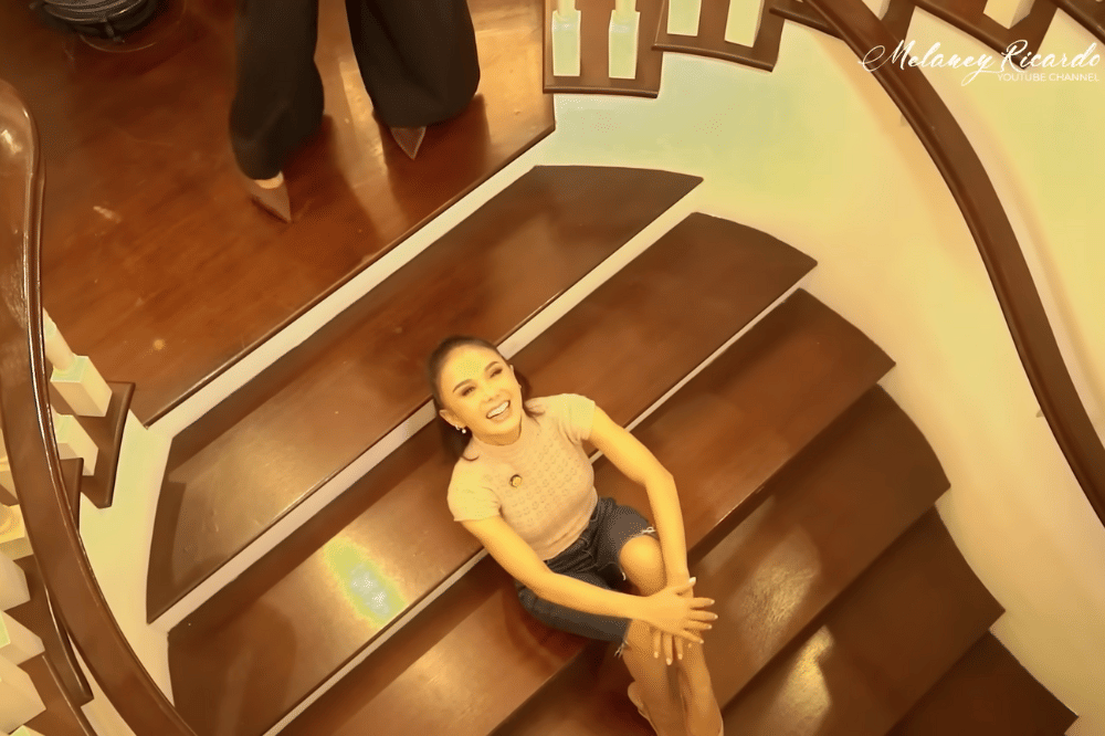 5 Foto Tangga di Rumah Yuni Shara yang Menjadi Spot Foto Favorit 4.png