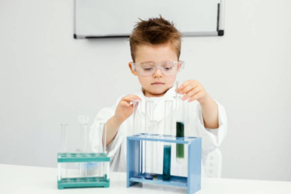 5 Cara agar Anak Suka Belajar Sains di Rumah, Terapkan dari Sekarang!