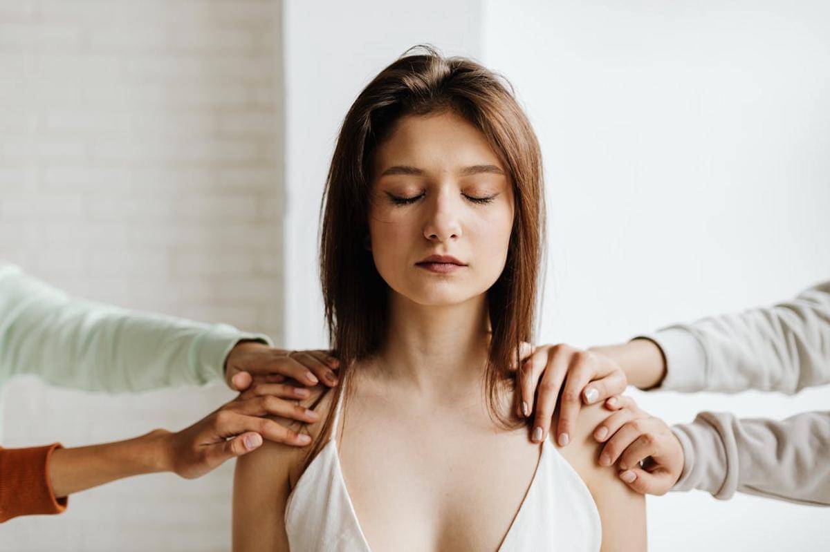 illustrasi wanita dengan banyak pikiran atau stres out (pexels.com/Photo By: Kaboompics.com)