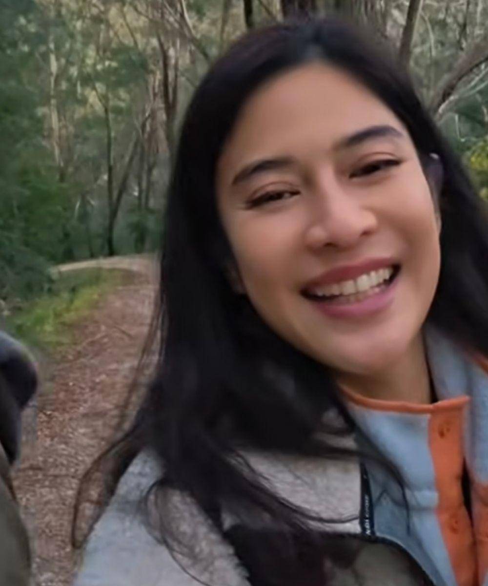 Gaya Dian Sastrowardoyo saat Tracking, Fungsional dan Stylish!