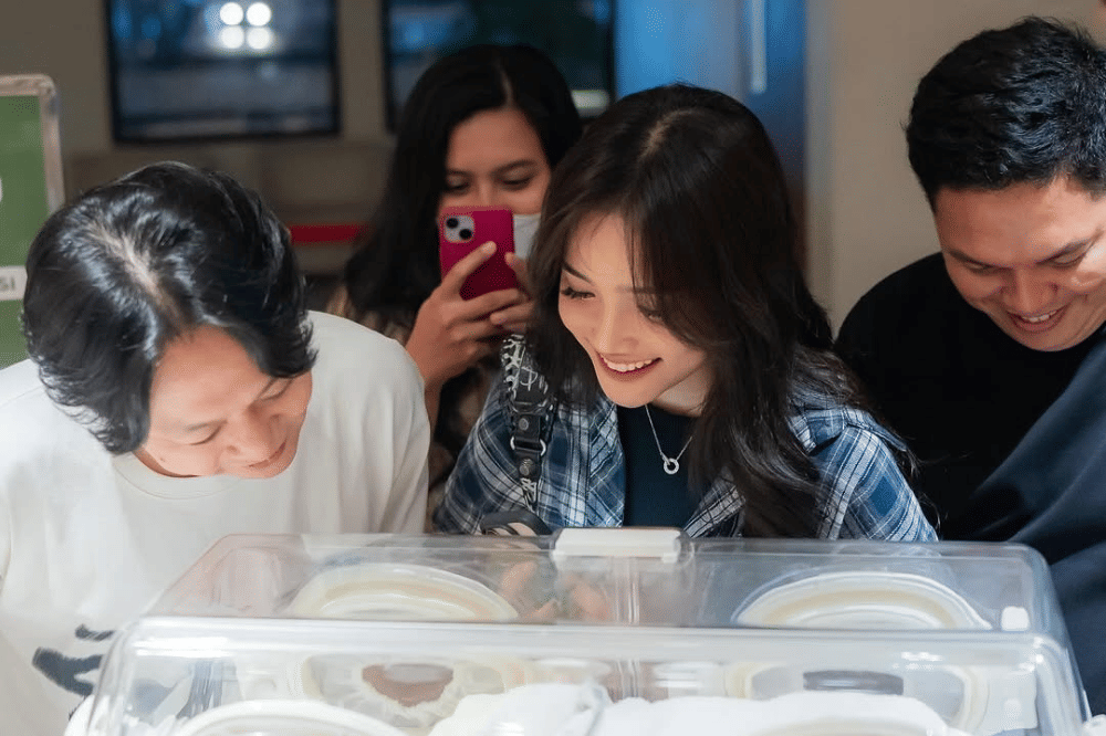 Artis yang Jenguk Baby Andrew Anak Erika Carlina 1.png