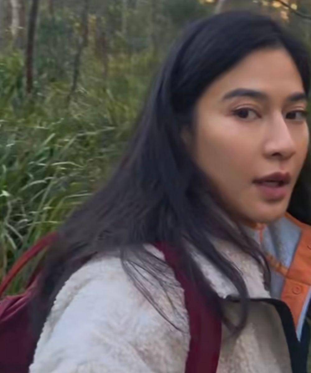 Gaya Dian Sastrowardoyo saat Tracking, Fungsional dan Stylish!