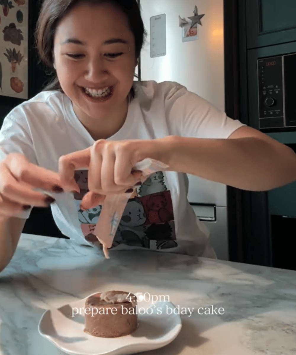 3 Foto Lucu Sherina Merayakan Ulang Tahun Kucing Peliharaan 1.png