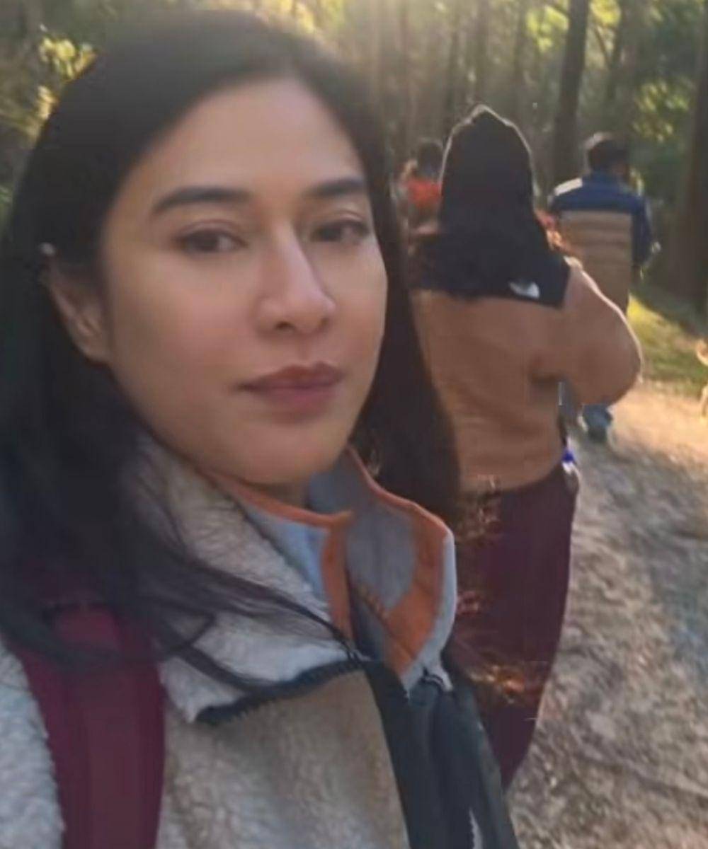 Gaya Dian Sastrowardoyo saat Tracking, Fungsional dan Stylish!