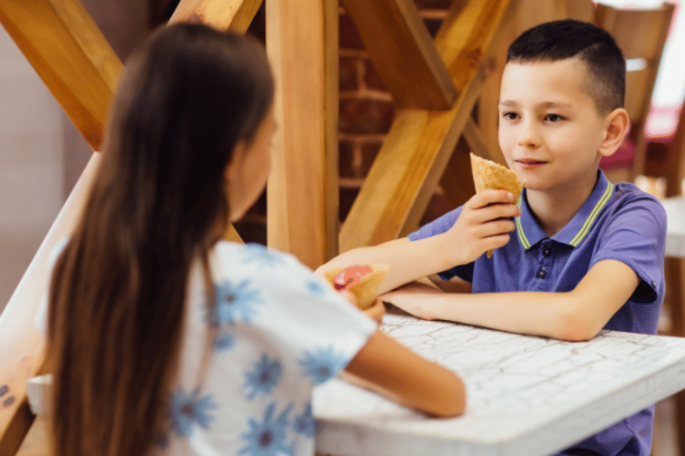5 Frasa Bahasa Inggris Sopan Saat Anak Ingin Duduk di Samping Orang