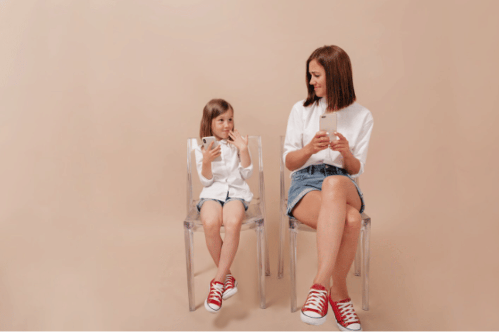 5 Frasa Bahasa Inggris Sopan Saat Anak Ingin Duduk di Samping Orang