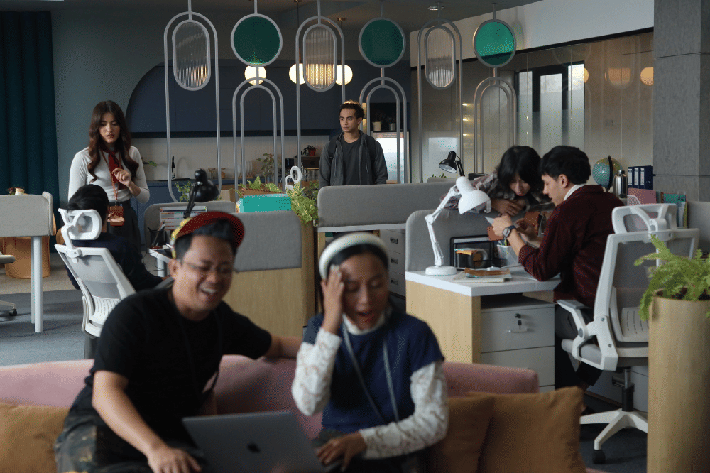 Fakta Karakter Omara Esteghlal di Film Tinggal Meninggal