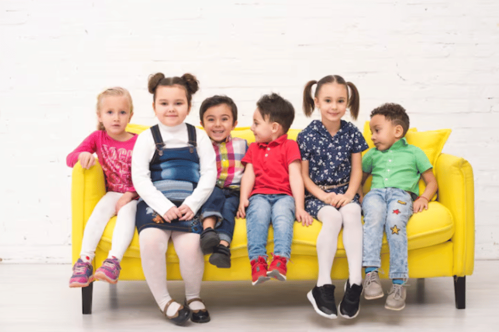 5 Frasa Bahasa Inggris Sopan Saat Anak Ingin Duduk di Samping Orang