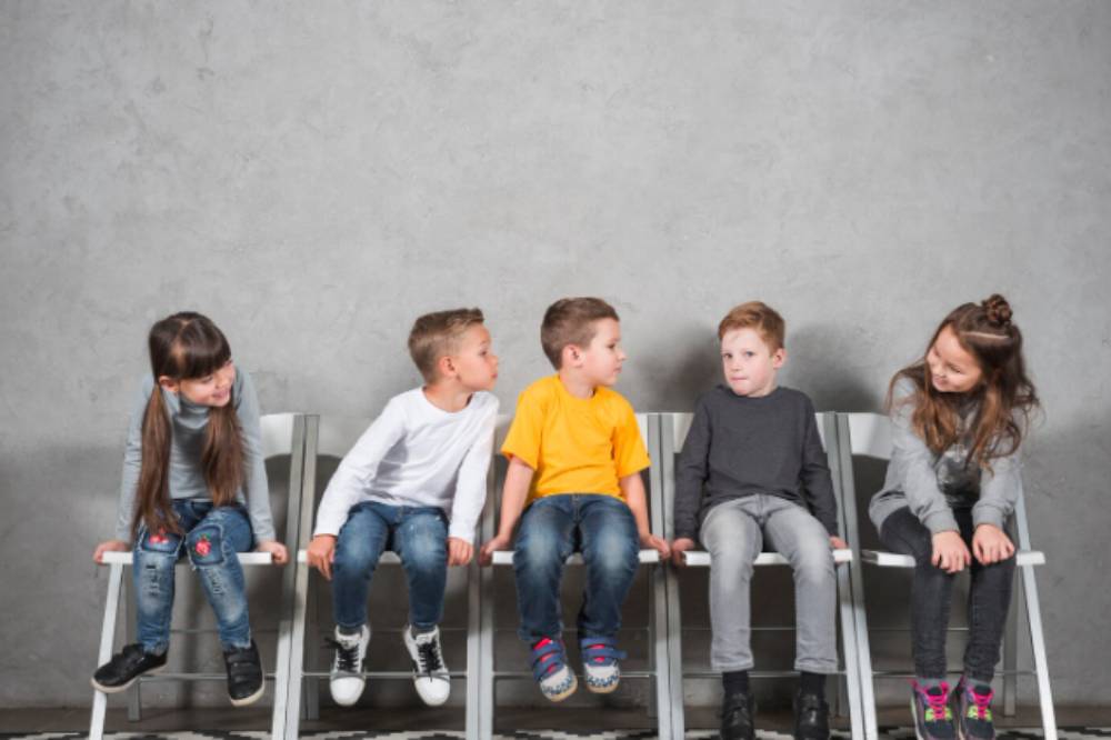 5 Frasa Bahasa Inggris Sopan Saat Anak Ingin Duduk di Samping Orang