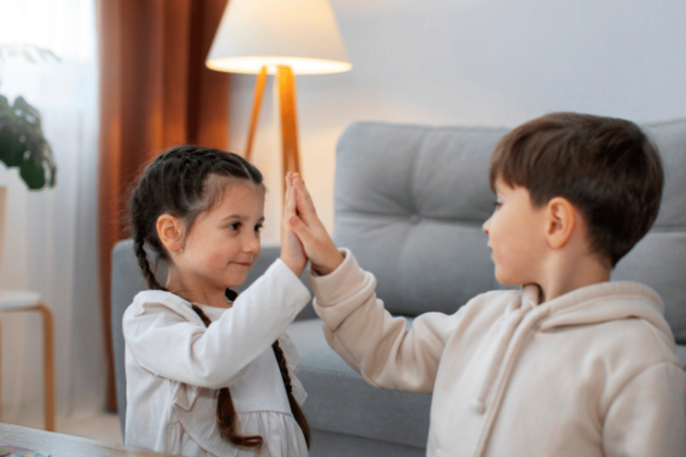 5 Frasa Bahasa Inggris Sopan Saat Anak Ingin Duduk di Samping Orang