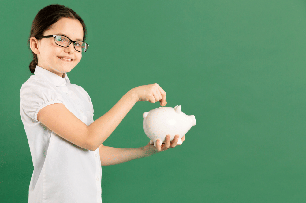 Anak memegang celengan