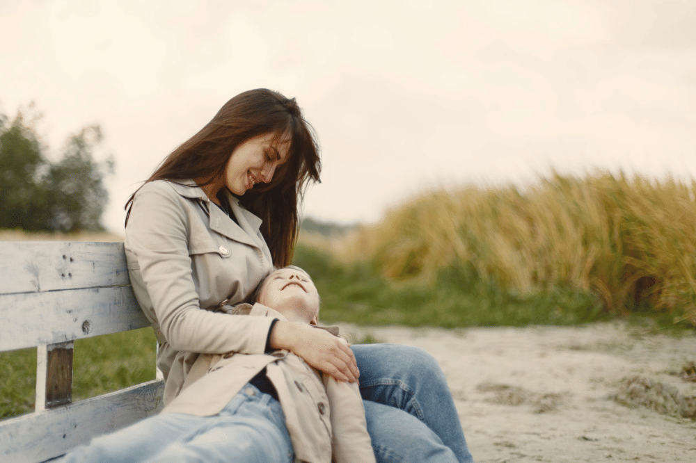 Anak tidur dipangkuan Mama