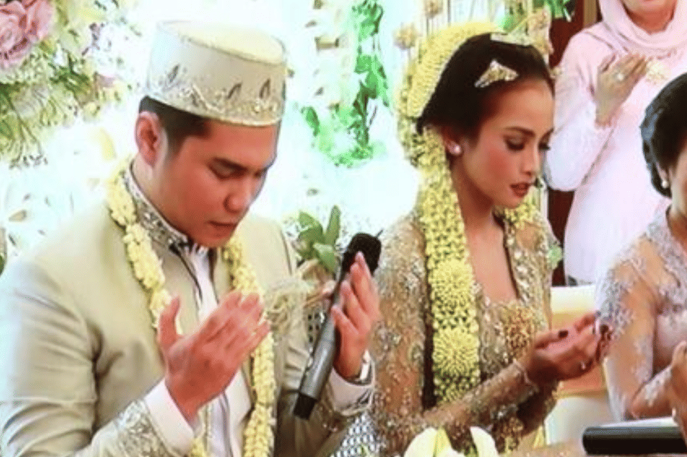 Foto Jadul Pernikahan Acha Septriasa dan Vicky Kharisma