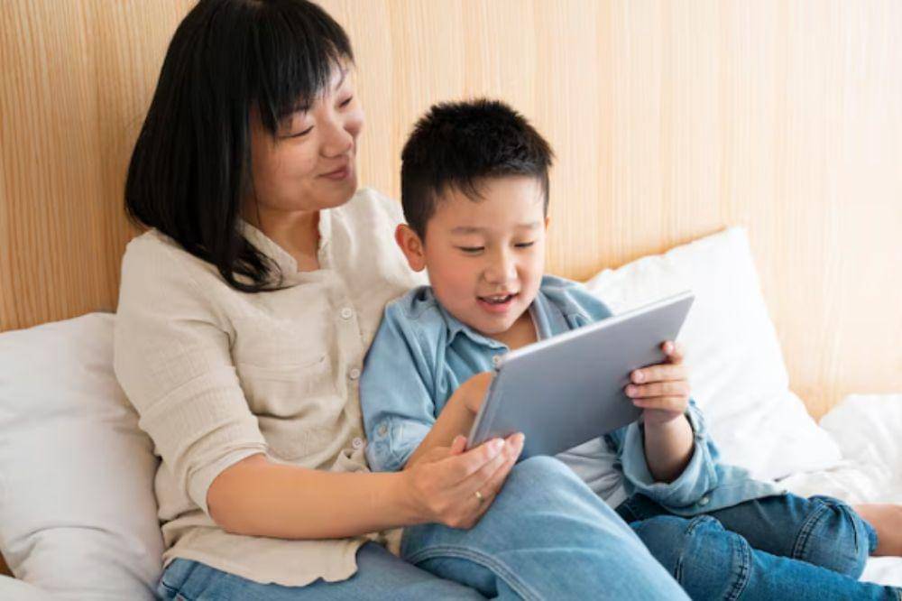 mom playing with her kid