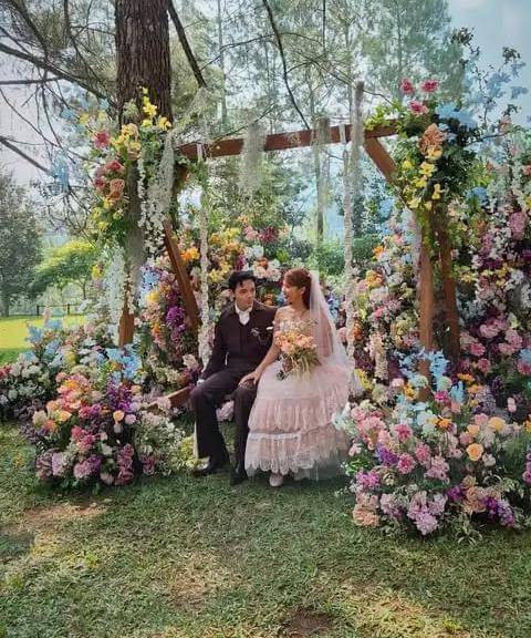 Foto Resepsi Pernikahan Nadin Amizah seperti Negeri Dongeng 7.jpg