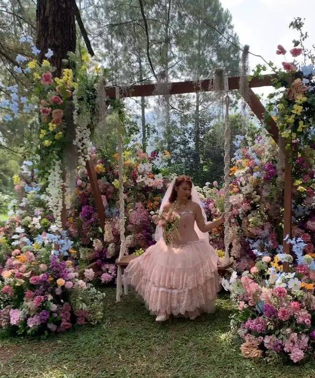 Foto Resepsi Pernikahan Nadin Amizah seperti Negeri Dongeng 5.jpg