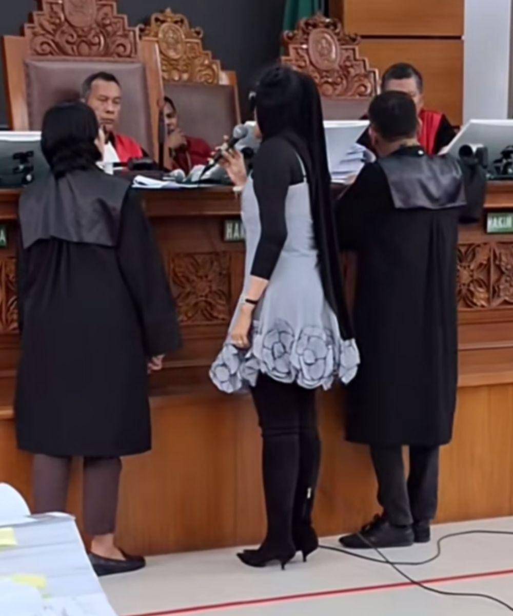Gaya Doktif saat Jadi Saksi di Persidangan Nikita Mirzani, Nyentrik!