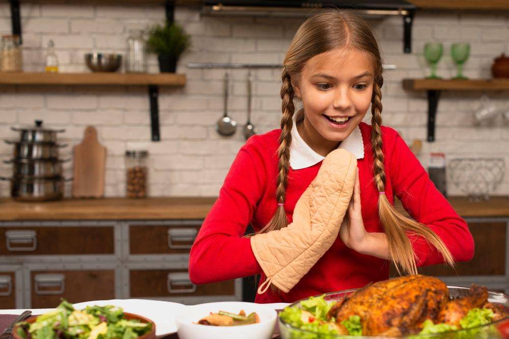 anak perempuan bersiap mau makan