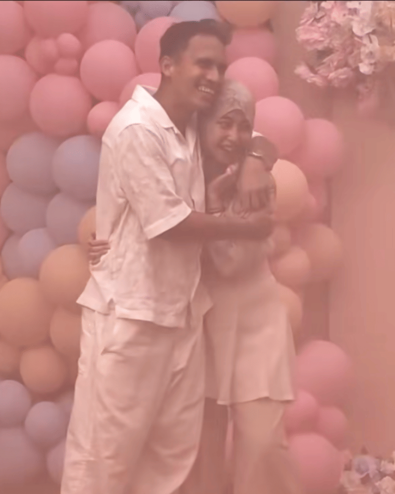 Ekspresi bahagia Adiba dan Egy saat jenis kelamin calon buah hati terungkap.png
