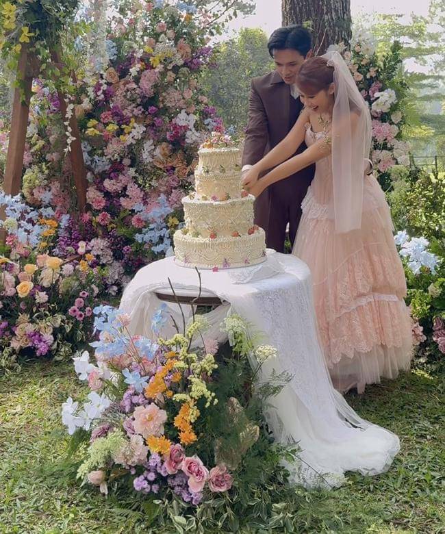 Foto Resepsi Pernikahan Nadin Amizah seperti Negeri Dongeng 8.jpg