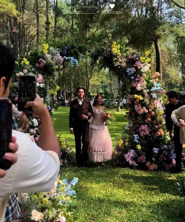 Foto Resepsi Pernikahan Nadin Amizah seperti Negeri Dongeng 1.jpg