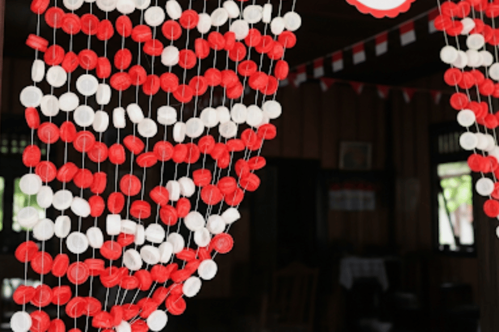 Ide DIY Dekorasi 17 Agustus dari Botol Bekas