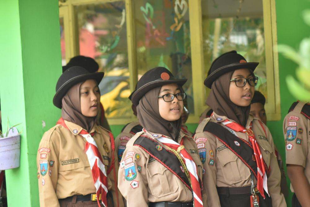 Remaja mengikuti kegiatan Pramuka