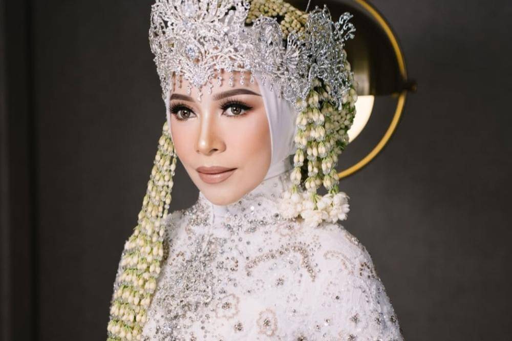Penampilan Melly Goeslaw saat Kembali Jadi Pengantin.jpg
