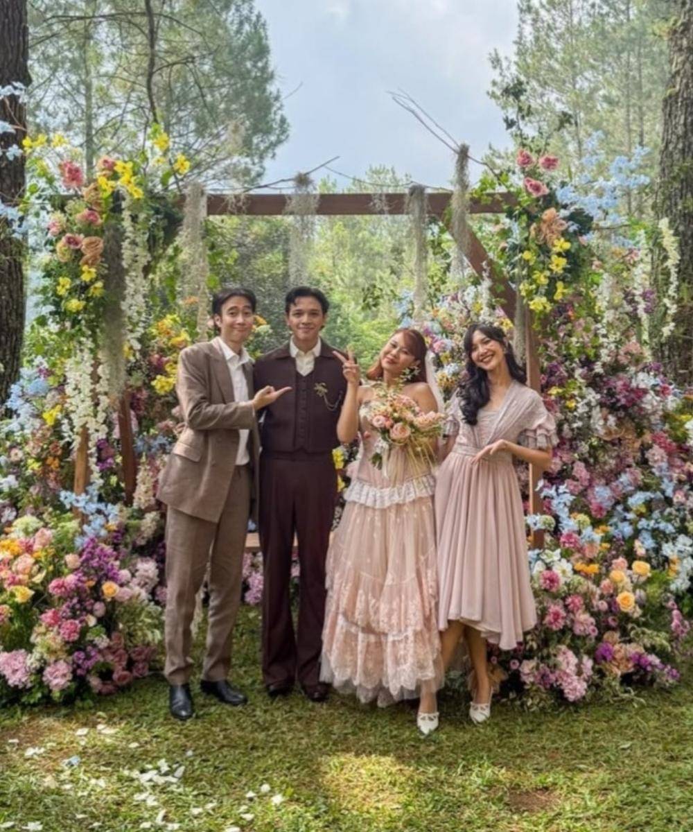 Penampilan Sheila Dara yang Mencuri Perhatian di Pernikahan Nadin Amizah (3).jpg