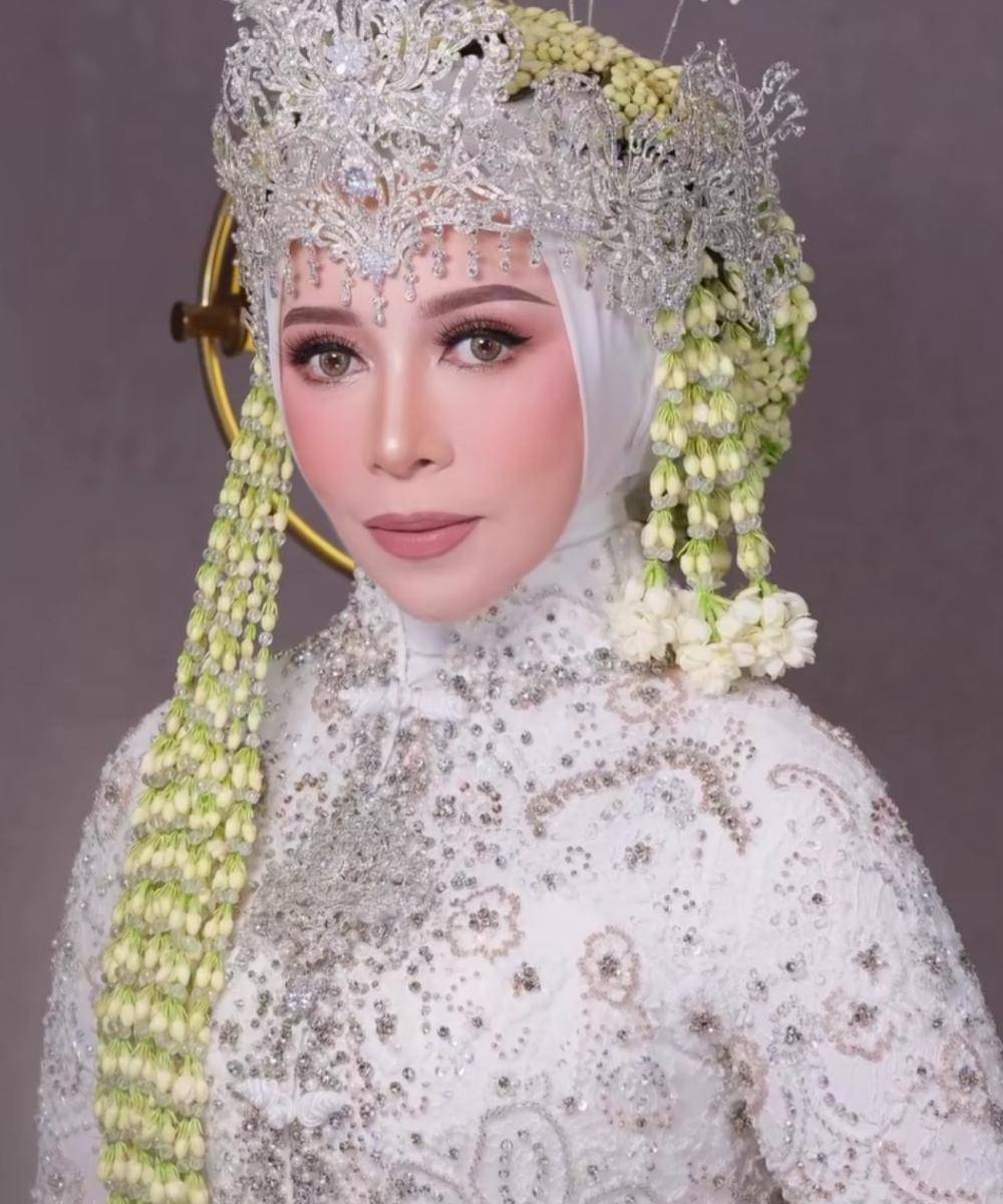 Penampilan Melly Goeslaw saat Kembali Jadi Pengantin (3).jpg