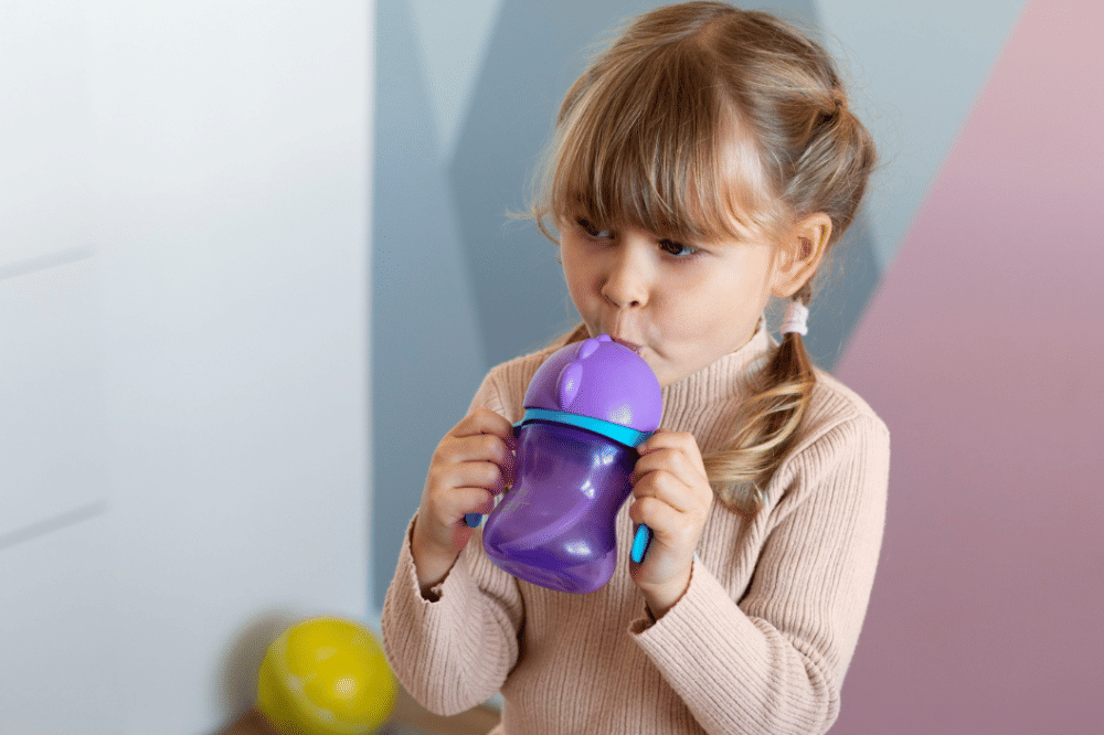 Anak minum dari botol
