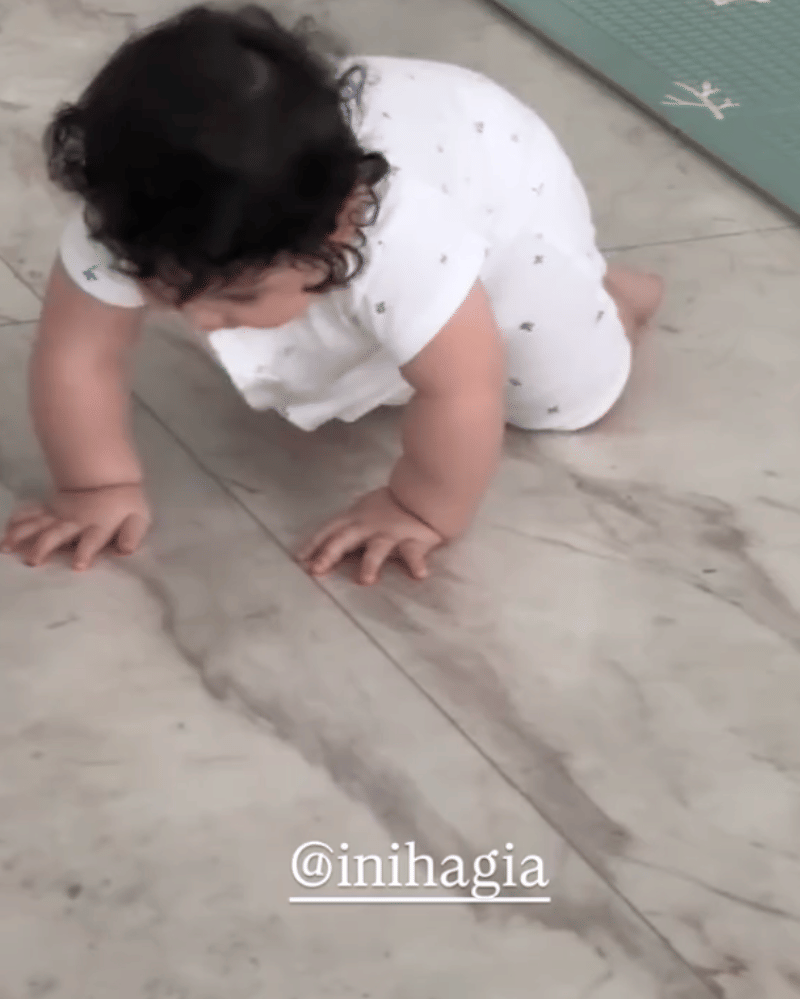 Tatapan fokus Gia saat merangkak.png