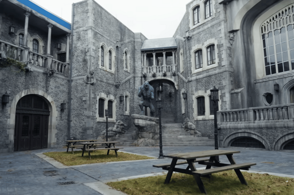 Foto Kemegahan Nevermore Academy di Serial Wednesday