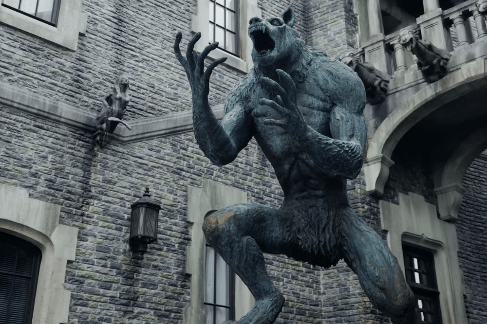 Foto Kemegahan Nevermore Academy di Serial Wednesday